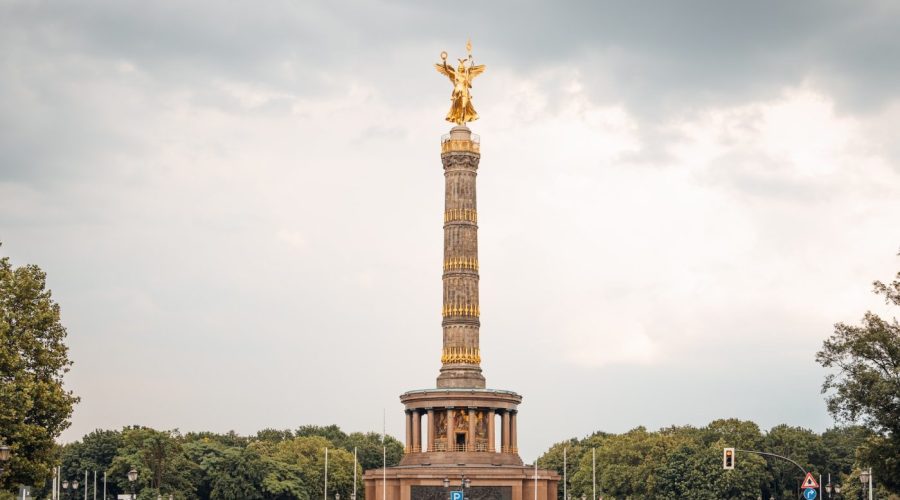 How can you experience Berlin on a budget with a free walking tour?